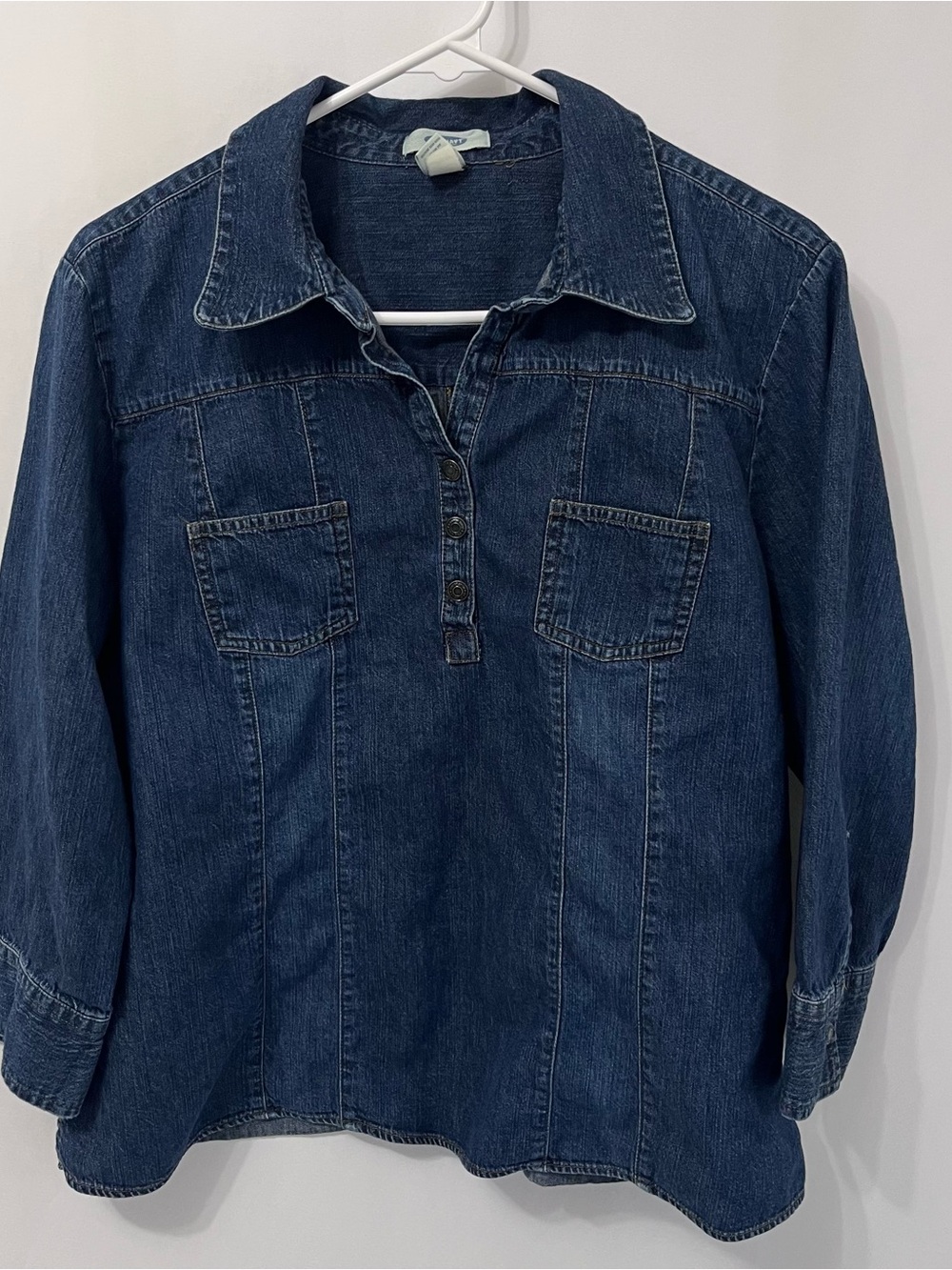 Old Navy Woman’s Popover 3/4 Sleeve Blue Demin Shirt with Snaps